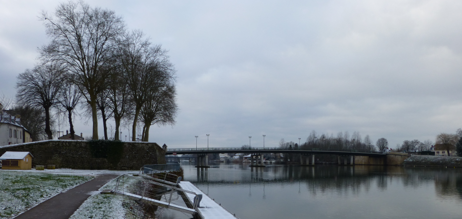 The river Saône and the bridge in Auxonne