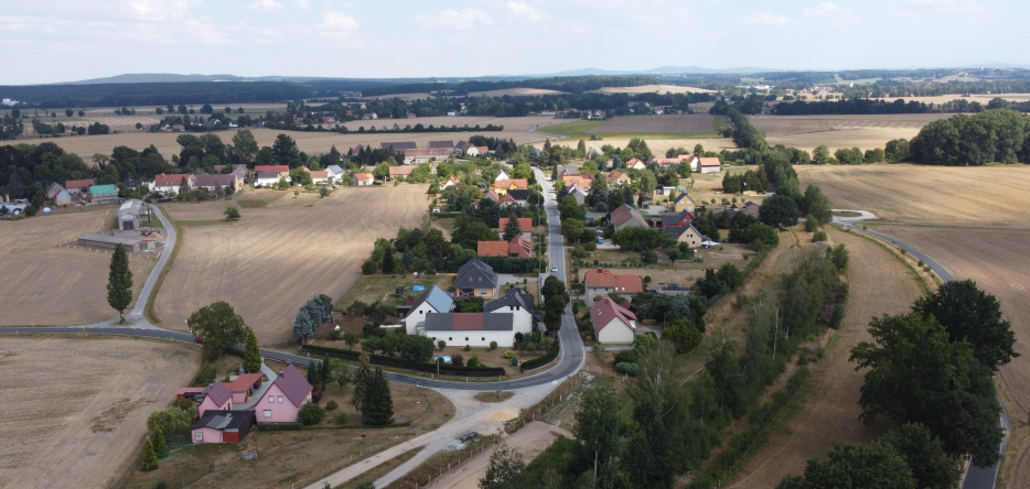 Vue aérienne du village de Gleina