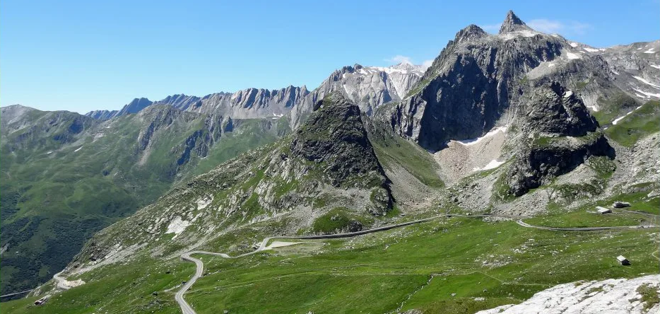 Route menant au col du Grand Saint-Bernard