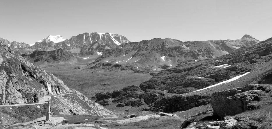 Le côté suisse du col du Grand-Saint-Bernard, vu depuis le monastère situé au sommet