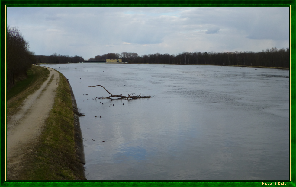 The Danube, downstream from the Elchingen bridge Elchingen