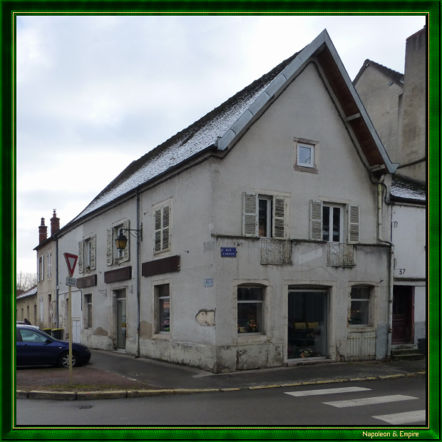 L'ancien café face aux casernes à Auxonne