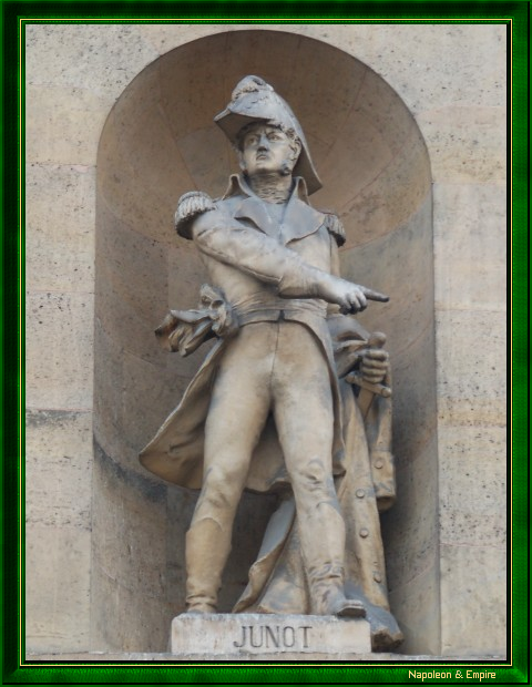 Statue du génér Junot, rue de Rivoli à Paris