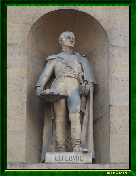 Statue du maréchal Lefebvre, rue de Rivoli à Paris