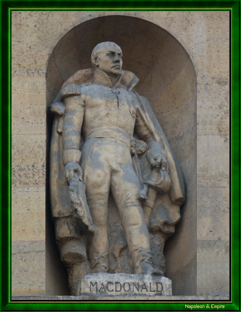 Statue du maréchal Macdonald, rue de Rivoli à Paris