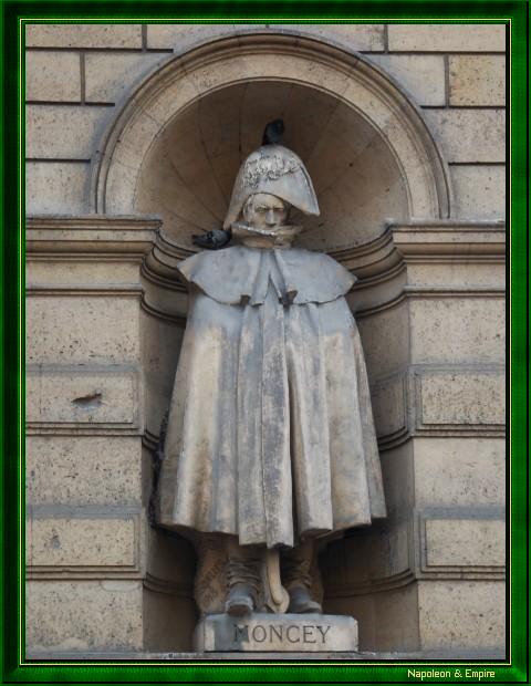 Statue du maréchal Moncey, rue de Rivoli à Paris
