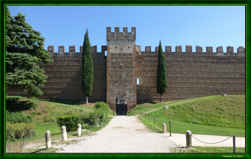Villafranca di Verona : les remparts, vue 1